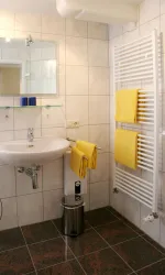 Badezimmer (© Weingut Hans-Jürgen Becker & Sohn GbR)