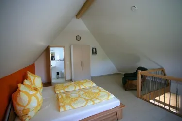 Fewo_Schenk_Rohrbach_orange_Schlafzimmer1