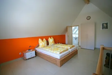 Fewo_Schenk_Rohrbach_orange_Schlafzimmer