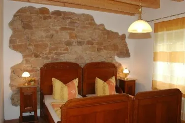 Fewo_Kaiserbach_Schlafzimmer (© Ferienwohnungen Schlossmühle, Familie Heumülle)