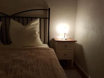 Schlafbereich bei Nacht (© Tobias Humbert)
