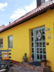Außenansicht Eingangstür (© Bernd Claus)