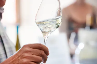 Glas schwenken (© Rheinhessenwein e.V. Fotograf Carsten Costard)
