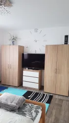 Schlazimmer 2 - Schrank und Fernseher