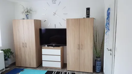 Schlafzimmer 2 - Schrank und Fernseher