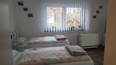 Schlafzimmer 1 - Blick zum Fenster