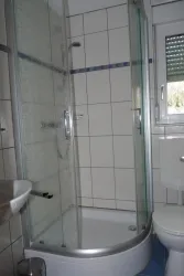 Dusche mit WC (© Doris Bernhard)