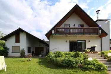 Haus vom Garten (© Bettina Schneider)