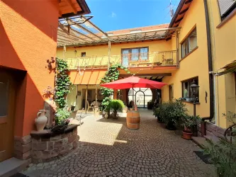 Eingangsbereich Innenhof (© Weingut Lauth & Sohn)