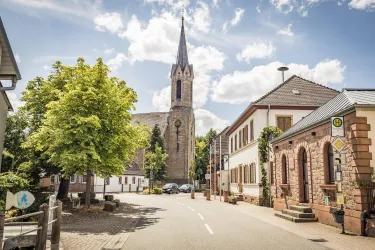 Kirche in Ortsmitte (© Verein SÜW Edenkoben, T.Kujat)