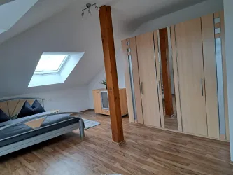 Schlafzimmer 1 mit Kleiderschrank (© Diana Ludwig)