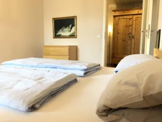 Schlafzimmer mit Doppelbett