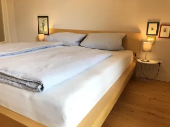 Schlafzimmer mit Doppelbett