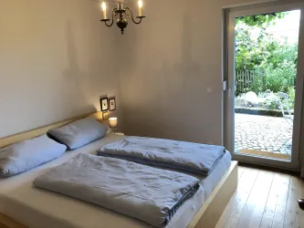Schlafzimmer mit Doppelbett