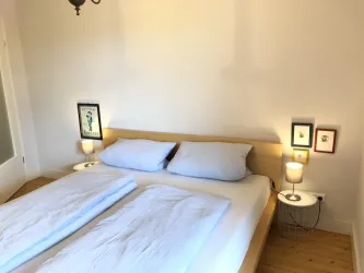 Schlafzimmer mit Doppelbett