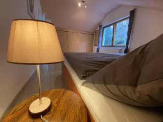 Schlafzimmer mit Doppelbett und Einbauschrank
