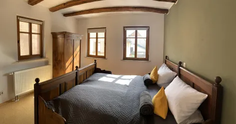 Schlafzimmer mit Doppelbett