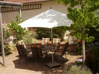 Sitzecke im Hof (© Weingut Bachtler)