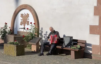 Kattelbasbrunnen mit Akkordeonspieler