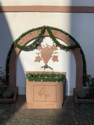 Kattelbasbrunnen mit Osterschmuck