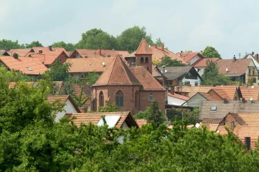 Ansicht Dorf mit Kirche (© Verein SÜW Annweiler am Trifels, Axel Brachat)