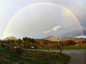 Regenbogen über Landschaft