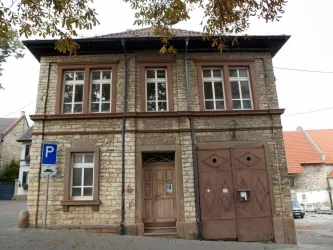 Blick auf altes Rathaus am Dorfplatz (© Karin Henn)