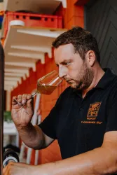 Thomas Christmann Weinverkostung (© Weingut Christmann und Maike Alleborn)