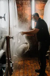 Arbeit im Weinkeller (© Weingut Christmann und Maike Alleborn)