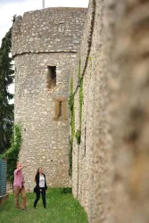 Blick entlang der Mauer auf den Nordwestturm (© VG Monsheim/Fotograf Carsten Costard)