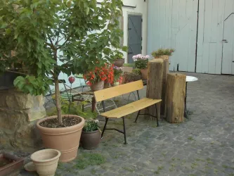 Bank Innenhof (© Gästezimmer Mittelgasse)