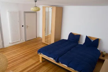 Bett / Kleiderschrank Ap. 1 (© Gästezimmer Mittelgasse)