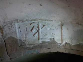 Tor zum Weinkeller, 1726, I = Iodocus, S= Scherner (© Gästezimmer Mittelgasse)
