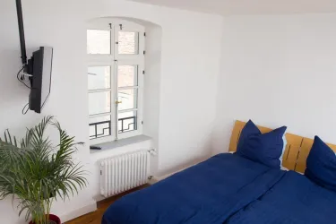 Bett / Fenster Ap. 2 (© Gästezimmer Mittelgasse)