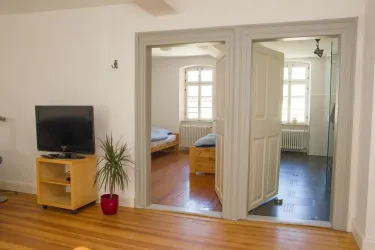 Blick Schlafzimmer / Bad Ap. 3 (© Gästezimmer Mittelgassse)