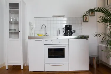 Küchenzeile / Schrank Ap. 2 (© Gästezimmer Mittelgasse)
