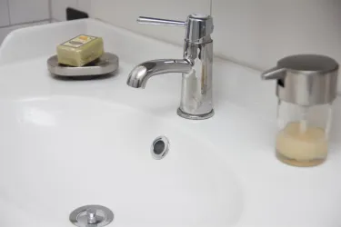Detail Waschtisch Ap. 1 (© Gästezimmer Mittelgasse)
