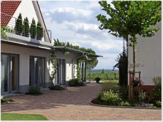 Gästehaus Räch Blick zu Terrasse am Weinberg