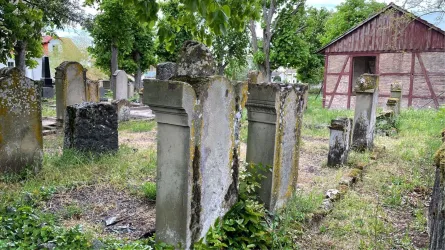 Grabsteine und Aussegnungshalle (© TI Wachenheim)
