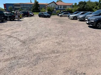 Parkplatz mit Einfahrt