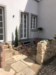 Terasse mit Sitzgelegenheit