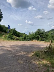 Behindertenparkplatz am Dernbacher Haus (© Verein SÜW Annweiler e.V.)
