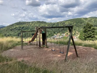 Spielplatz Dernbacher Haus (© Verein SÜW Annweiler e.V.)