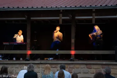 Freaky Voices & Roman Lob auf dem Freisitz im Ludw (© MuK e.V. - Wolfgang Bieler)