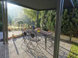 Überdachte Sitzecke vorm Haus