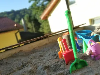 Sandkasten hinterm Haus