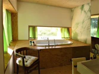 Whirlpool-Wanne mit Blick in den Garten