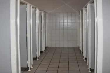 Sanitärgebäude Jugendzeltplatz innen (© Eva Dammert)