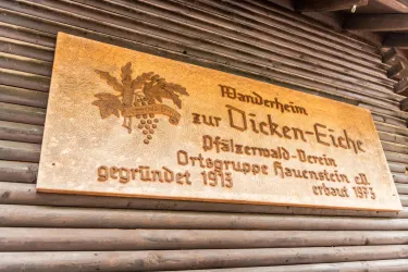 Tafel an Wanderheim Dicke Eiche (© Dominik Ketz)