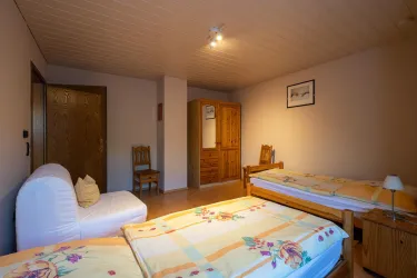 ELW-Schlafzimmer mit Sessel (© Familie Stier)